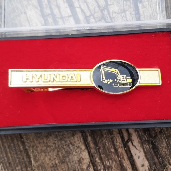 Hyundai gold tone tie bar - Picture 2 of 5